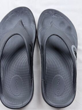 OOFOS Black Cushioned Recovery Thong Sandals